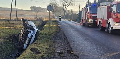 Uwaga, wypadek! Auto w rowie. Policja wprowadziła ruch wahadłowy-58215