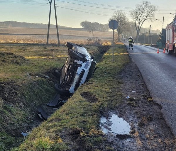 Uwaga, wypadek! Auto w rowie. Policja wprowadziła ruch wahadłowy-58215