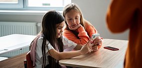 Nowy zakaz uderzy w uczniów. Telefony znikną