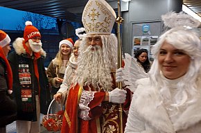 Święty Mikołaj w rozświetlonym mikołajobusie-31556