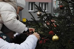 Strojenie choinki na osiedlowym skwerku seniora-31590