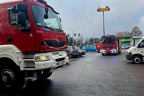 Tarnowskie Góry. Pożar samochodu na parkingu przy Biedronce w Strzybnicy-66882