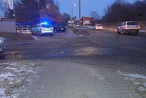 Skręcała i wjechała w pieszą. Kobieta w szpitalu