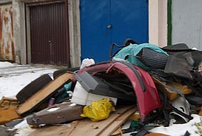 Posypały się mandaty za śmiecenie przy garażach