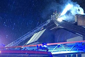 Kalety. Nocny pożar. Ogień na dachu, szybka reakcja zapobiegła tragedii