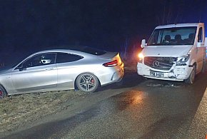 Powiat tarnogórski. Zderzenie Mercedesów na skrzyżowaniu
