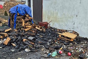 Pożar przy ul. Tarnogórskiej. Tuż pod bokiem policjantów