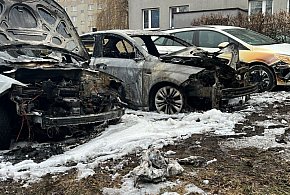Pożar samochodów na osiedlu. Dwie akcje strażaków