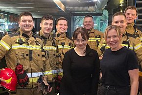 Zalana droga pod wiaduktem i akcja strażaków w Bricku