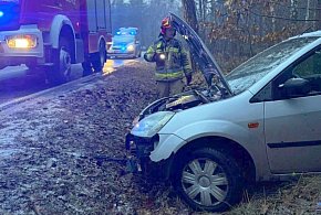 Świerklaniec. Auto w rowie. Uwaga na trudne warunki na drogach