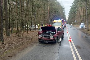 Zderzenie na skrzyżowaniu. Dwie osoby w szpitalu