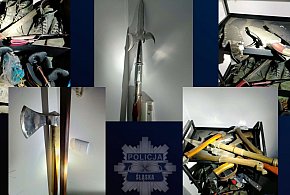 Bytom. Mężczyzna rzucił się na funkcjonariuszy z dwiema szablami, wtedy padły...