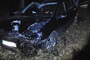 Groźnie na drodze w Świerklańcu. 18-latek rozbił auto na drzewie