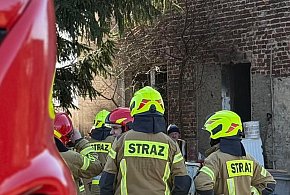 Pożar domu w Tąpkowicach. Interweniowały trzy zastępy straży pożarnej