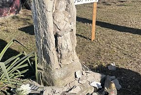 Tarnowskie Góry. Zabytkowy krzyż się rozpada. Wezwano policję