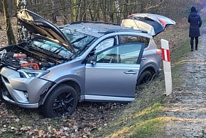 Tarnowskie Góry. Toyota uderzyła w drzewo, 76-latek w szpitalu