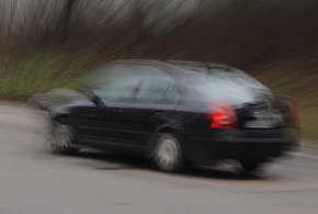 Kierował ruchem, używając... łopaty. Na widok policji próbował uciec