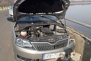 Wypadek na zaporze Kozłowa Góra. Kierowca trafił do szpitala