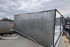 Powiat tarnogórski. Silny wiatr porwał garaż. Uszkodzone zostały samochody