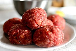 Groźna bakteria w mięsie. GIS pilnie wycofuje konkretną partię produktu