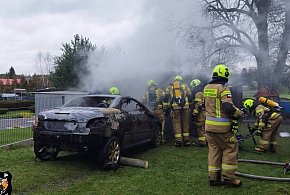 Pożar garażu. W środku samochód i butle z gazem