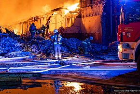 Duży pożar w rejonie nieczynnej fabryki w Gliwicach; kłęby czarnego dymu