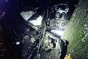 Nocny wypadek w Radzionkowie. BMW uderzyło w drzewo, dwie osoby w szpitalu