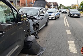 Zasnął za kierownicą, wjechał w słup, pożar w kuchni. Kronika