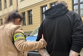 Tarnowskie Góry, Mickiewicza. Rzucał cegłami w okna