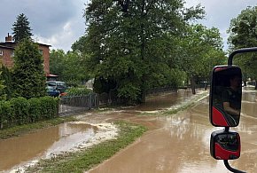 BMW utknęło pod wiaduktem, zalana hurtownia alkoholi