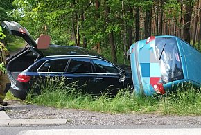 Dwa auta w rowie. Zderzenie na DK11 w Kotach