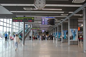 Pojechał na lotnisko w Pyrzowicach i ukradł... lody. Czeka go sąd