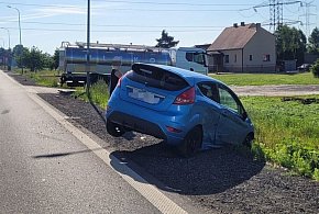 Powiat tarnogórski. Zderzenie z cysterną. Kierowca Forda trafił do szpitala