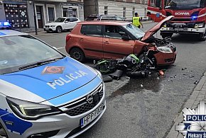 Ul. Bytomska, przy szpitalu. Motocyklista wjechał w osobówkę
