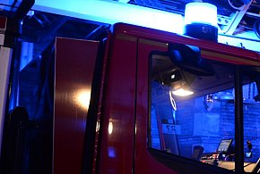 Tarnowskie Góry. Nocna akcja strażaków. Konar uszkodził auto