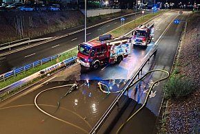 Pyrzowice. Zalana droga pod wiaduktem. DW 913 przy lotnisku była nieprzejezdna