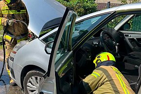 Powiat tarnogórski. Pożar Citroena. Strażacy ugasili ogień w komorze motoru