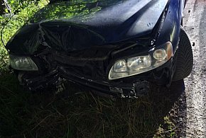 Auto uderzyło w słup energetyczny. Kierowcy nie było na miejscu