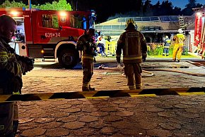Powiat tarnogórski. Auto elektryczne w ogniu, pożar zagrażał domowi