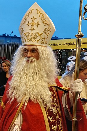 Święty Mikołaj w rozświetlonym mikołajobusie-31556