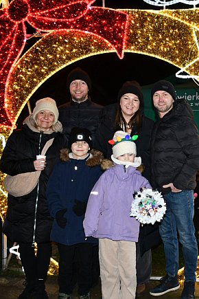 Dzieci i Mikołaj na drabinie. Strojenie choinki-31615