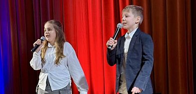 Laureaci na scenie, dziadkowie wśród publiczności