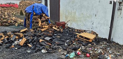 Pożar przy ul. Tarnogórskiej. Tuż pod bokiem policjantów