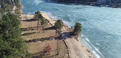 Zalew Nakło-Chechło wciąż zamarznięty, ale lód jest coraz mniej wytrzymały