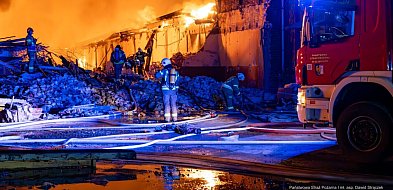 Duży pożar w rejonie nieczynnej fabryki w Gliwicach; kłęby czarnego dymu