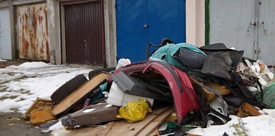 Posypały się mandaty za śmiecenie przy garażach