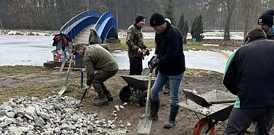 Wędkarze w akcji. Co robią na wyspie w Pniowcu?