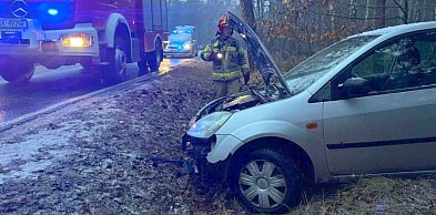 Świerklaniec. Auto w rowie. Uwaga na trudne warunki na drogach
