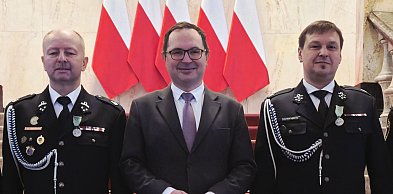 Druhowie z naszej OSP z medalami od prezydenta