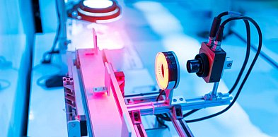 Czujniki laserowe vs. czujniki indukcyjne: Co wybrać do Twojej aplikacji?